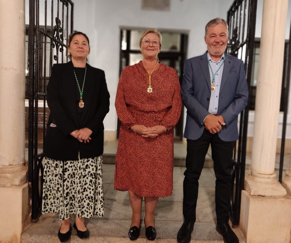 ➡ El equipo de gobierno del Ayuntamiento, con su alcaldesa, Rocío del Mar Castellano, recibió a la Hermandad de Nuestro Padre Jesús Cautivo y María Santísima del Rosario en la jornada del Miércoles Santo a su paso por las puertas del edificio consistorial.