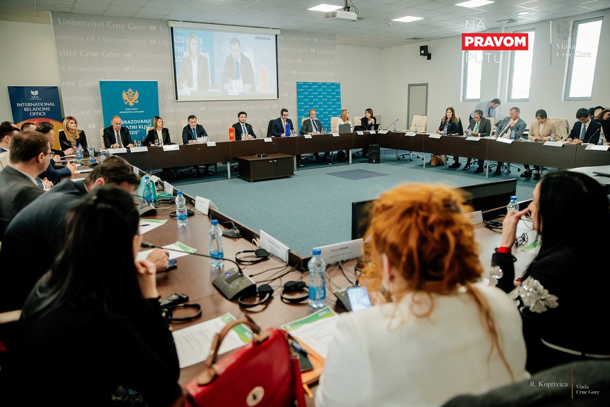 UNICEFmne's tweet photo. “Za smanjenje siromaštva u #CrnaGora, mora se pružiti #kvalitetnoobrazovanje svoj djeci iz siromašnih porodica, romskoj i djeci sa smetnjama u razvoju i to od prvih godina života. Da bi se ove preporuke sprovele, neophodno je efikasnije trošiti budžet obrazovanja. 👇 1/2 https://t.co/SYZ5r0KIT8