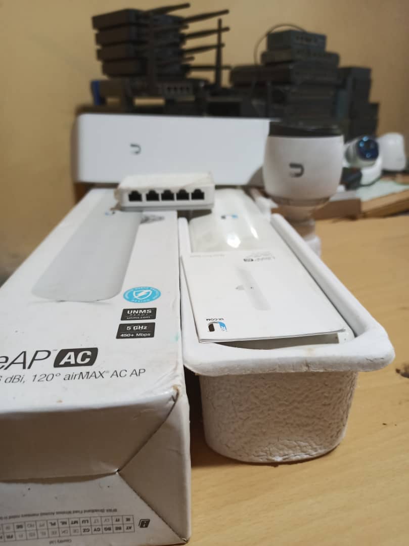 consultora_cgsl's tweet photo. Another challenge in paradise. IP CCTV installation with ubiquiti cameras and NVR using Sectorial UBNT Litebeam antenna for image and videos to another building for storage and monitoring. Let's go Team...🤓

#cctv #cctvspecilist #cctvinstallation #ubnt #technician #installation https://t.co/D2vM8V5D2q