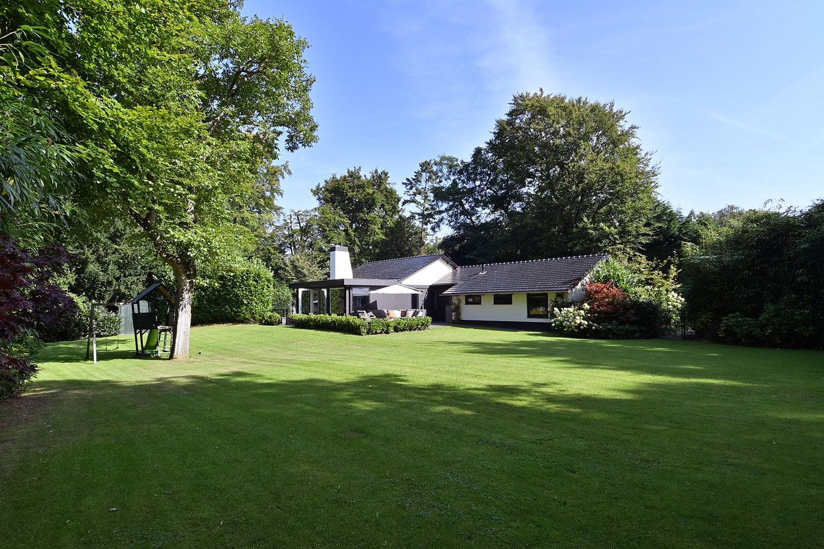 Zwemt u deze zomer in dit heerlijk verwarmd #buitenzwembad?!📷
In 2015 compleet gerenoveerde #vrijstaande woning op een perceel van bijna 2.000 m2.
Eksterlaan 4 te #Huizen
€ 2.125.000,- k.k.
Meer info zie bit.ly/3ZGhrrn

#woningtekoop #funda #NVM #kappellemakelaars