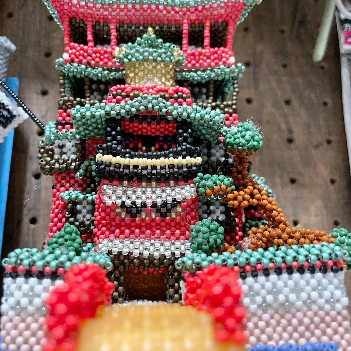 petit_perle3's tweet photo. 城の日
お城じゃないけど油屋はお城っぽい🏯
油屋を見てるとまた建物作りたくなるな〜
#ビーズ #ビーズ編み #ビーズモチーフ #今日は何の日 #城の日 #城ではないけど #油屋 #千と千尋の神隠し #スタジオジブリ #ジブリ #beads #beading #castleday #spiritedaway #ghibli #studioghibli #yuya https://t.co/qhwN3LuvzD