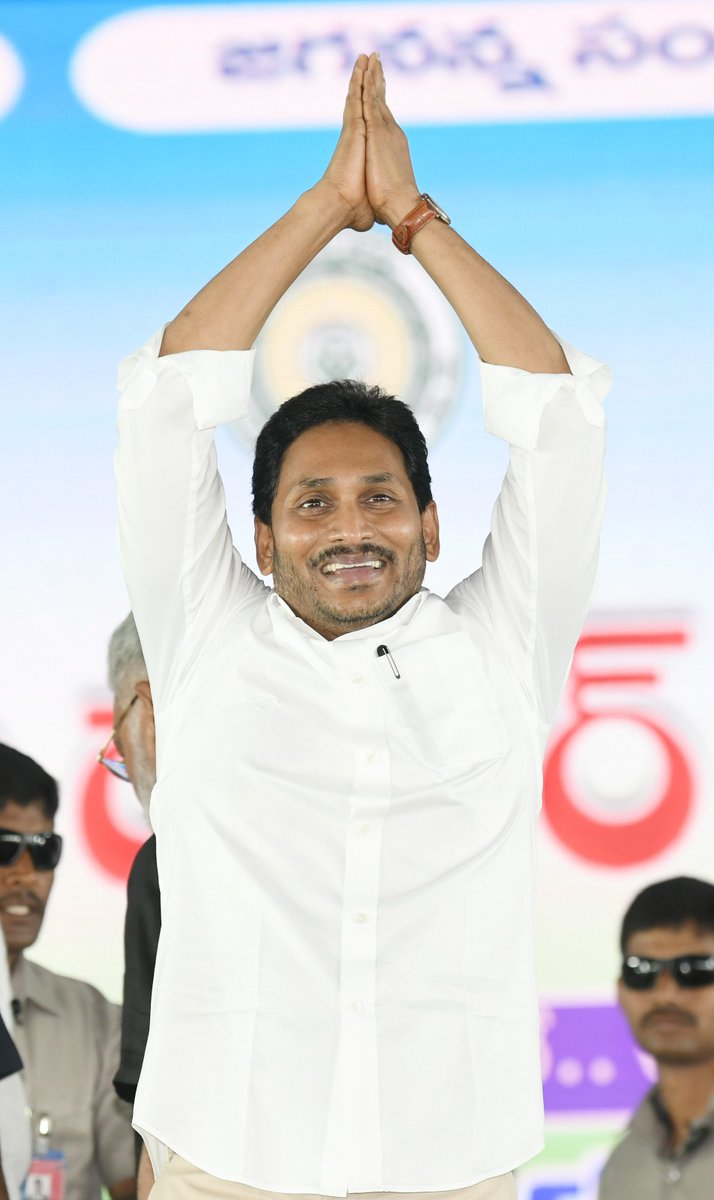 AndhraPradeshCM's tweet photo. ప్రివెన్షన్‌ ఈజ్‌ బెటర్‌ దేన్‌ క్యూర్‌. జబ్బులు ముదరకుండా... రాకుండా కాపాడేందుకు ఈ ఫ్యామిలీ డాక్టర్‌ కాన్సెఫ్ట్‌ను తీసుకువచ్చాం.
ప్రివెంటివ్‌ కేర్‌లో ఫ్యామిలీ డాక్టర్‌ రూపేణా... తీసుకువస్తున్న ఈ మార్పు దేశ చరిత్రలోనే ఒక రోల్‌ మోడల్‌గా నిల్చిపోతుంది. #FamilyDoctor https://t.co/QD48pQF1IO