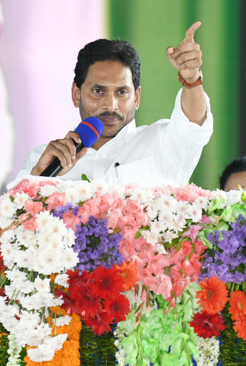 AndhraPradeshCM's tweet photo. ప్రివెన్షన్‌ ఈజ్‌ బెటర్‌ దేన్‌ క్యూర్‌. జబ్బులు ముదరకుండా... రాకుండా కాపాడేందుకు ఈ ఫ్యామిలీ డాక్టర్‌ కాన్సెఫ్ట్‌ను తీసుకువచ్చాం.
ప్రివెంటివ్‌ కేర్‌లో ఫ్యామిలీ డాక్టర్‌ రూపేణా... తీసుకువస్తున్న ఈ మార్పు దేశ చరిత్రలోనే ఒక రోల్‌ మోడల్‌గా నిల్చిపోతుంది. #FamilyDoctor https://t.co/QD48pQF1IO