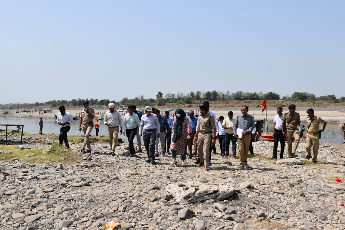 CollectorNar's tweet photo. નર્મદા જિલ્લાના પ્રભારી સચિવશ્રી એમ.એ.ગાંધી આજે પરિક્રમા સંદર્ભે નર્મદા જિલ્લાની મુલાકાતે આવ્યા હતા. શ્રદ્ધાળુઓ માટે વહીવટીતંત્ર દ્વારા કરેલી વ્યવસ્થા અને નવા કામચલાઉ કાચા બ્રિજની સુરક્ષા અંગે જાત નિરીક્ષણ કર્યું તથા સંબંધિત અધિકારીશ્રીઓને જરૂરી સૂચન કર્યું.@CMOGuj @InfoGujarat https://t.co/ritNQs3WUn