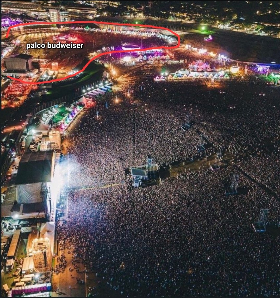 carlosmaltino's tweet photo. Pensando pensamentos...

O Blink-182 ia (ou vai para os mais esperançosos) tocar no palco Budweiser no Lollapalooza

Esse é o melhor palco pra ser o principal?

Lembrando que o sábado deu sold-out e abriu lote extra

O show da foto no palco Chevrolet é do Tame Impala https://t.co/zHSKI1A8HR