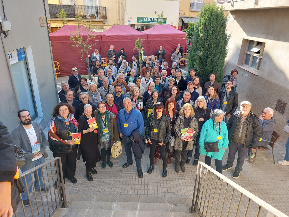 Berenar Literari a <a href="/ElCucutllibre/">llibreria El Cucut</a> a #TorroellaDeMontgrí
#ElRetorn després d'un parèntesi per la pandèmia.
Contents de retrobar-nos
<a href="/gemmaruiz_/">Gemma Ruiz Palà</a> 
<a href="/mariusserra/">Màrius Serra</a> 
<a href="/martigironell/">Martí Gironell</a> 
<a href="/vicenslozano/">Vicens Lozano</a> 
<a href="/MCarmeRocaCosta/">Maria Carme Roca</a> 
<a href="/NuriaPradas/">Núria Pradas</a> 
<a href="/elisendastone/">Elisenda Roca</a> 
...i més