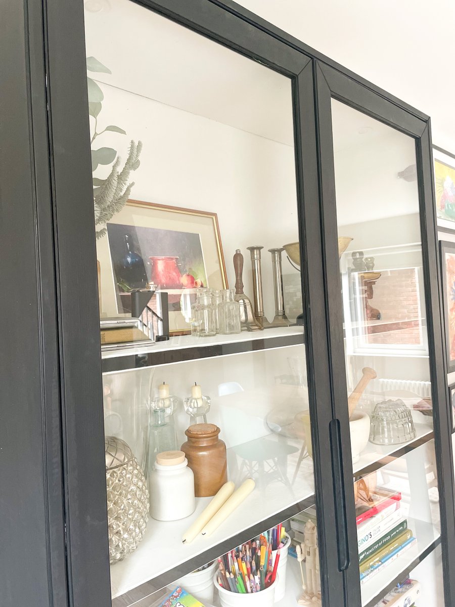 home_sussex's tweet image. Just a cupboard full of things on display. But it adds a personal element to a room allowing you to show off prize possessions, interesting shapes, books and artwork. 

#personaliseyourhome 
#kitchenstyling 
#diningroomstyling 
#displaycabinet 
#reloveyourhome
#sussexhomestylist