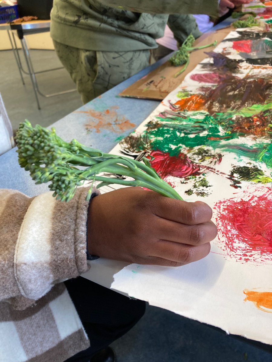 #Hakunafruitata it’s Thursday. Thanks to @bringitonbrum the children at our @SparkActivecic @BarrViewPrimary Easter camp tried a wide range of fruit and veg in our senses challenge. And we even put some extra broccoli to good use in art! 
What a fun week!
#SpringHAF #seeyousoon