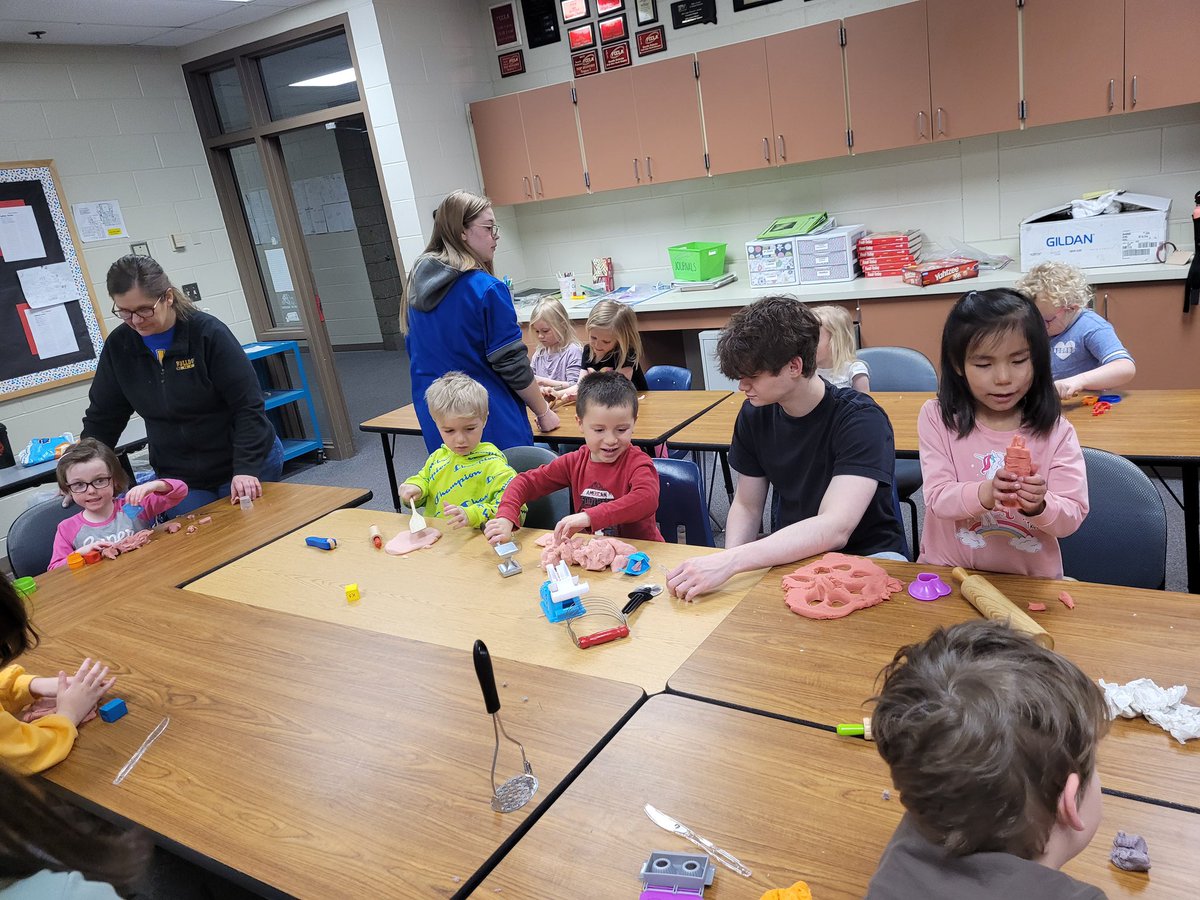 BalticPrincipal's tweet photo. Human Development class learned about the benefits of play-doh in early childhood, made their own play-doh and got to experience play-doh with our JK class! https://t.co/aHPW5wkDDl