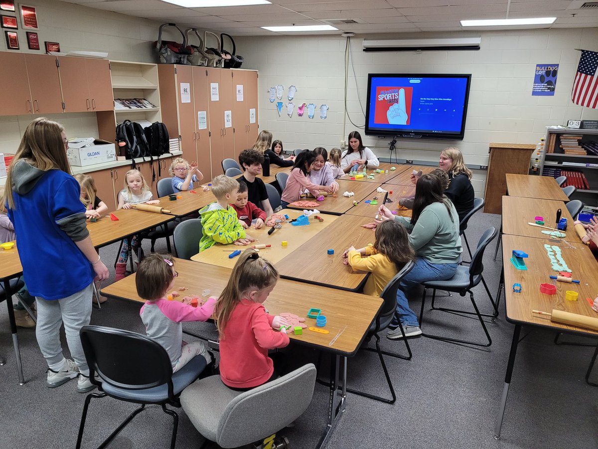 BalticPrincipal's tweet photo. Human Development class learned about the benefits of play-doh in early childhood, made their own play-doh and got to experience play-doh with our JK class! https://t.co/aHPW5wkDDl