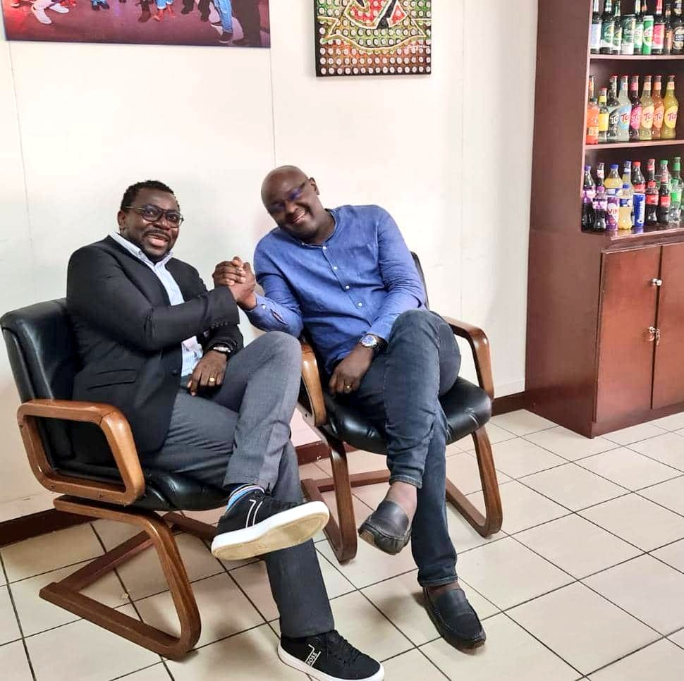 SecretariatACPM's tweet photo. Échange convivial hier entre @JPTCHOMDOU et Jehu Kamdeu, directeur marketing @BoissonsduCMR. L'ACPMC entend ainsi renforcer son partenariat avec ses partenaires institutionnels. https://t.co/10DU0crprP