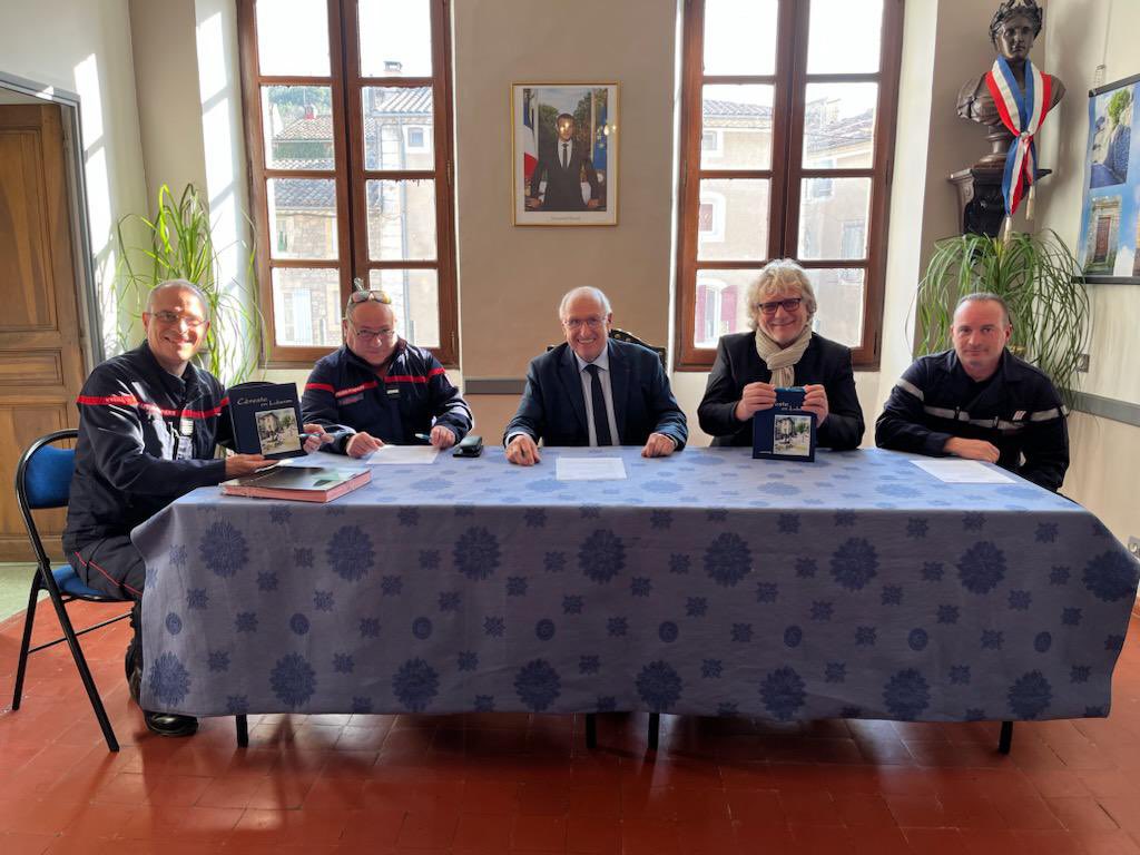 Pompiers04's tweet photo. #Signature de convention
 
✍️ Signature d'une #convention de disponibilité avec la commune de #Cereste au profit d'un sapeur-pompier volontaire https://t.co/PANhY6CUIt