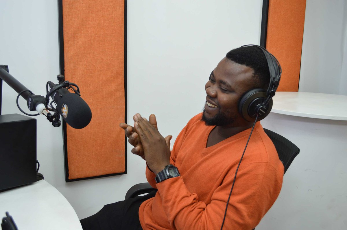 naitwa_nandonde's tweet photo. Kupitia #MPIGADEBE ya @midundomedia nilizungumzia uzoefu kupitia kazi mbalimbali za kisanaa nilizofanya kupitia @famn_ent kuonesha UMUHIMU WA SANAA KATIKA KUHAMASISHA KILIMO

CC

@Twevedoughter
#JukwaaElimu
#BurudaniElimu
#VijanaNaKilimoBiashara 
#Edutainment
#TheaterInEducation https://t.co/MeYhzWCuHb