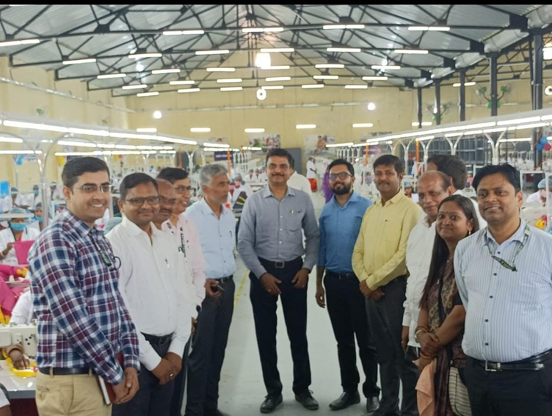 SandeepPoundrik's tweet photo. Visited the Garment and Bag factory being set up by Jeevika in Goroul Industrial Area with Sh Bala Murugan, Secy, RD, CEO, Jeevika &amp; Director Industries. The infrastructure has been given by BIADA. This facility will have 500 industrial stiching machines. https://t.co/jEjhjNZRJP