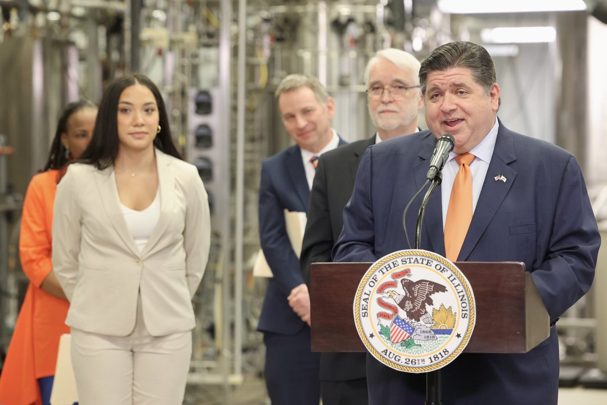 CABBIbio's tweet photo. Former RISE intern and @UofIllinois undergrad researcher Nariah Romero-Rudy met with @GovPritzker during his stop at @bioprocessingIL Wednesday! 🙌

Nariah was in the first cohort for CABBI's summer Research Internship in Bioenergy &amp; studies microbial ecology with @drAngelakent! https://t.co/xPS4c4p8Rn