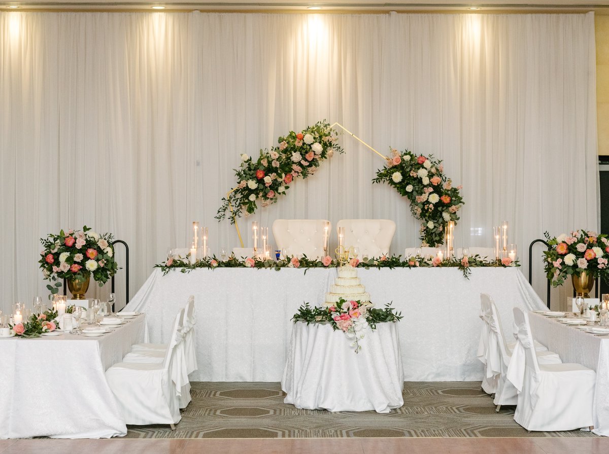 LastingEventsNF's tweet photo. I will never stop dreaming about this head table set up. The simple white against the colours of the florals. The romance the candles bring, plus those his and her chairs! @galadecor and @lushflorals make dreams come true.

@mangostudios @white_oaks

#niagaraweddings https://t.co/jRdeqp56KE