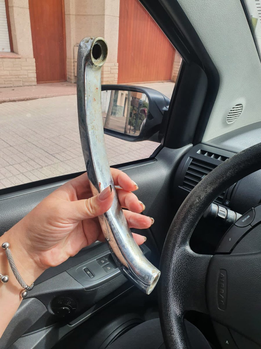 Chicos mi hermana me mandó esta foto preguntándome a ver si era algo del auto jajajajjajajajaja estoy estallada <a href="/MacaNeila/">MACA</a> sos lo más