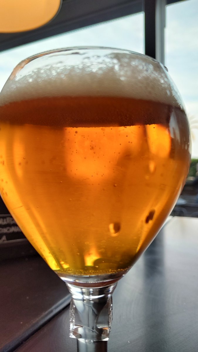 mediabionda's tweet photo. #Spezie, un poco di #fruttato, un bel colore brillante, l'alcol (8`} ben sostenuto. Aperitivo piacevole con la #LaChouffe #blonde alla spina. Ps lo so il boccale è Leffe :-)
#degustazionebirra #birra #carls #mediabionda https://t.co/cmTIiQHqbj