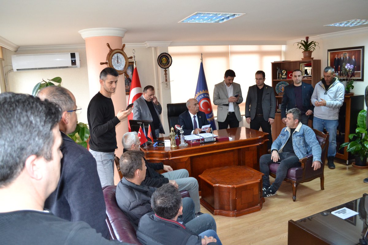 fluffycrypt6p's tweet photo. Türk Harb-iş Sedikasi Başkent Şube olarak Şube binamız Yüksel caddesinde Valilikçe toplantı yapılmasına izin verilmediğinden dolayı Şube binamızda icraa ettik. Türk-iş taslağının eksiksiz kabul edilmesini Sözleşmenin seçimden önce bagitlanmasini Basın aracılığıyla talep ettik. https://t.co/u18mPPF2m5