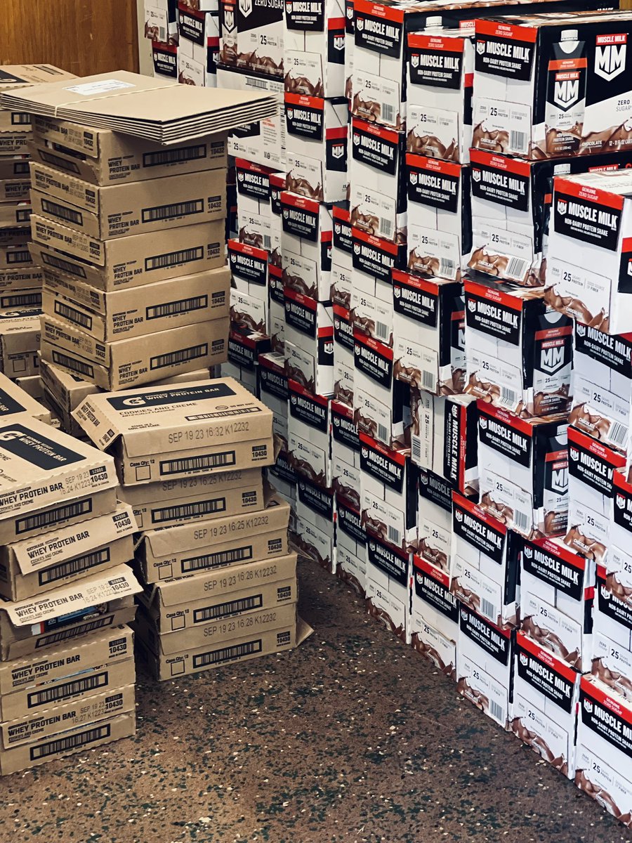 FightingKnights's tweet photo. The “goods” have finally arrived for our morning lifters! #FuelTheEngine #TacklingFuel #Gatorade #MuscleMilk #ProteinForTheGreen https://t.co/AdrTrXN2L7