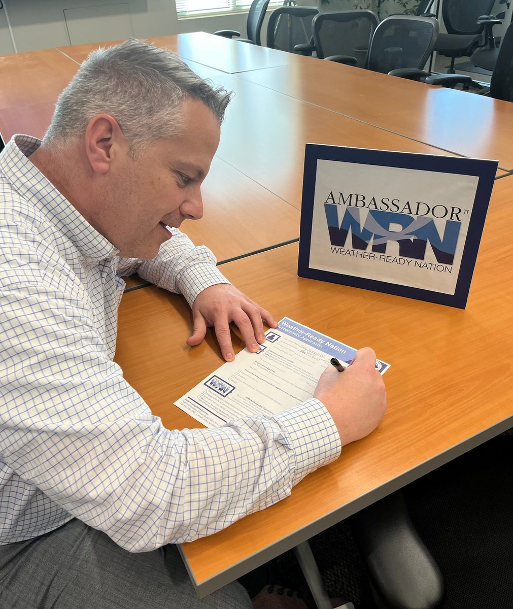 NWSQuadCities's tweet photo. 🥳 Honored to have U.S. Representative Eric Sorensen (@RepEricSorensen ) as the newest Weather-Ready Nation Ambassador for NWS Quad Cities!

If you want to help us in our mission of building Weather-Ready Nation, head to https://t.co/SzDre7YsKz 

#weatheready #WRN https://t.co/pELC3N7xmp
