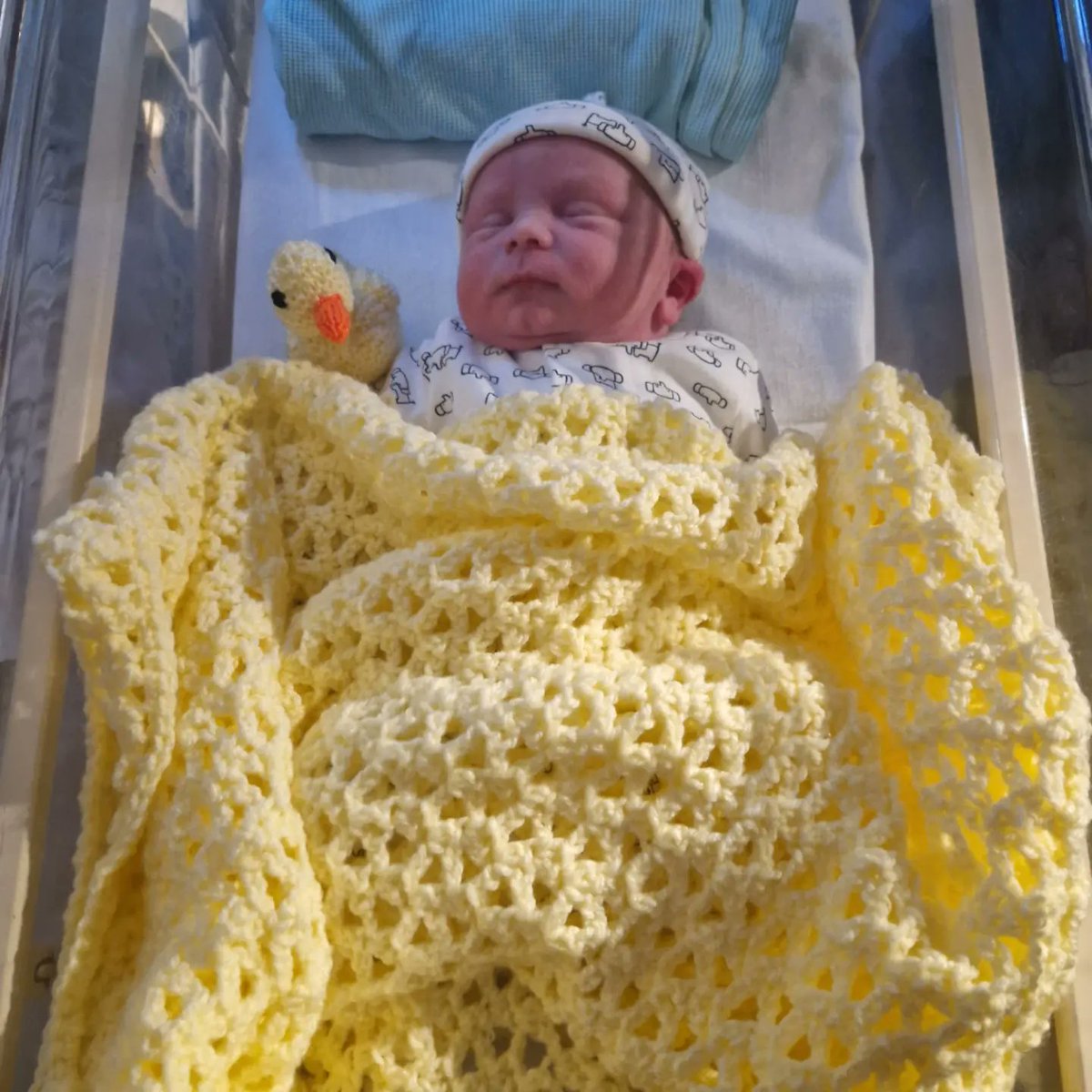 Earlier than planned...... 🍼👶🏼🤰🏻

Finnley Peter Brian Crundwell decided to make his entrance.