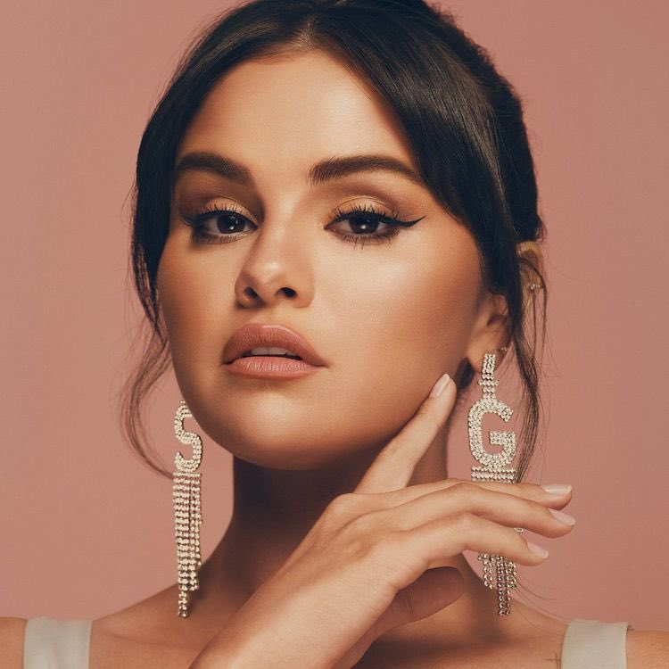 SGchartupdate's tweet photo. 🏆@rarebeauty wins "Best Powder Highlighter" at the 2023 NewBeauty Awards (physical trophy). https://t.co/8uUI4xtzIL
