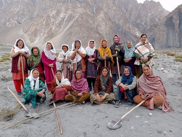Azimakhan13's tweet photo. The Green Passu Project 2023 is dedicated to promoting sustainable development and environment conservation in passu. Women have played an important role in this initiative. 
Join us in making the world a better place.
.
.
.
#Greenpassu #womenInPassu #sustinability #plantation https://t.co/KvLVaYTA2d
