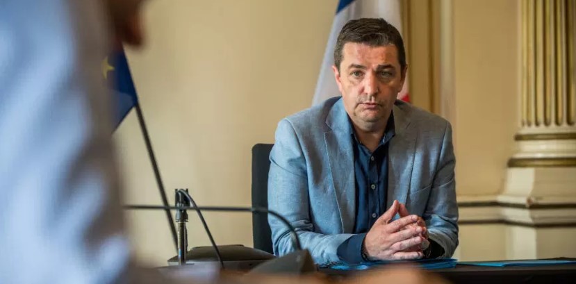 Le_NouvelObs's tweet photo. Chantage à la sex-tape à Saint-Etienne : l’ex-directeur de cabinet du maire Gaël Perdriau mis en examen https://t.co/0xdd3VcBP2 https://t.co/Y0CqdVeSQ5
