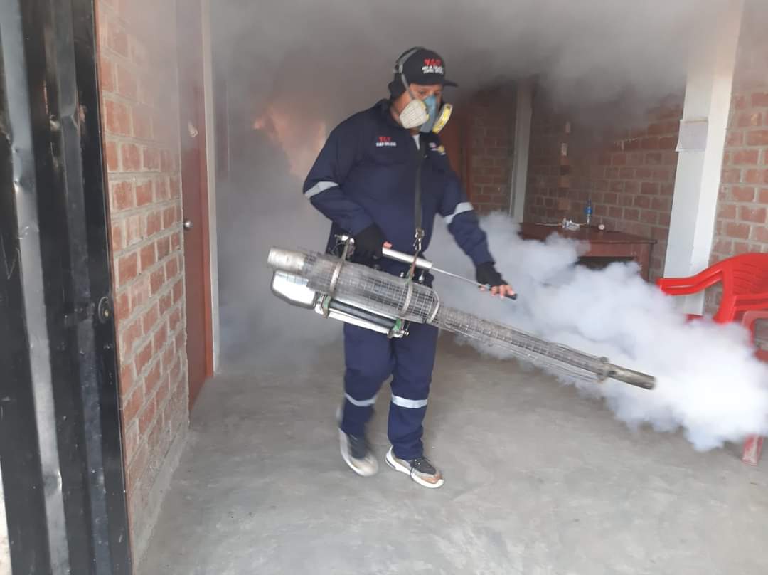 Minsa_Peru's tweet photo. El #Minsa, a través de la #DiresaTumbes, realizó la tercera jornada de fumigación a más de 500 viviendas de la localidad de Uña de Gato del distrito de Papayal. El personal de salud visitó casa por casa a las familias para realizar acciones de prevención y control del dengue. https://t.co/FI2sCbEB0h