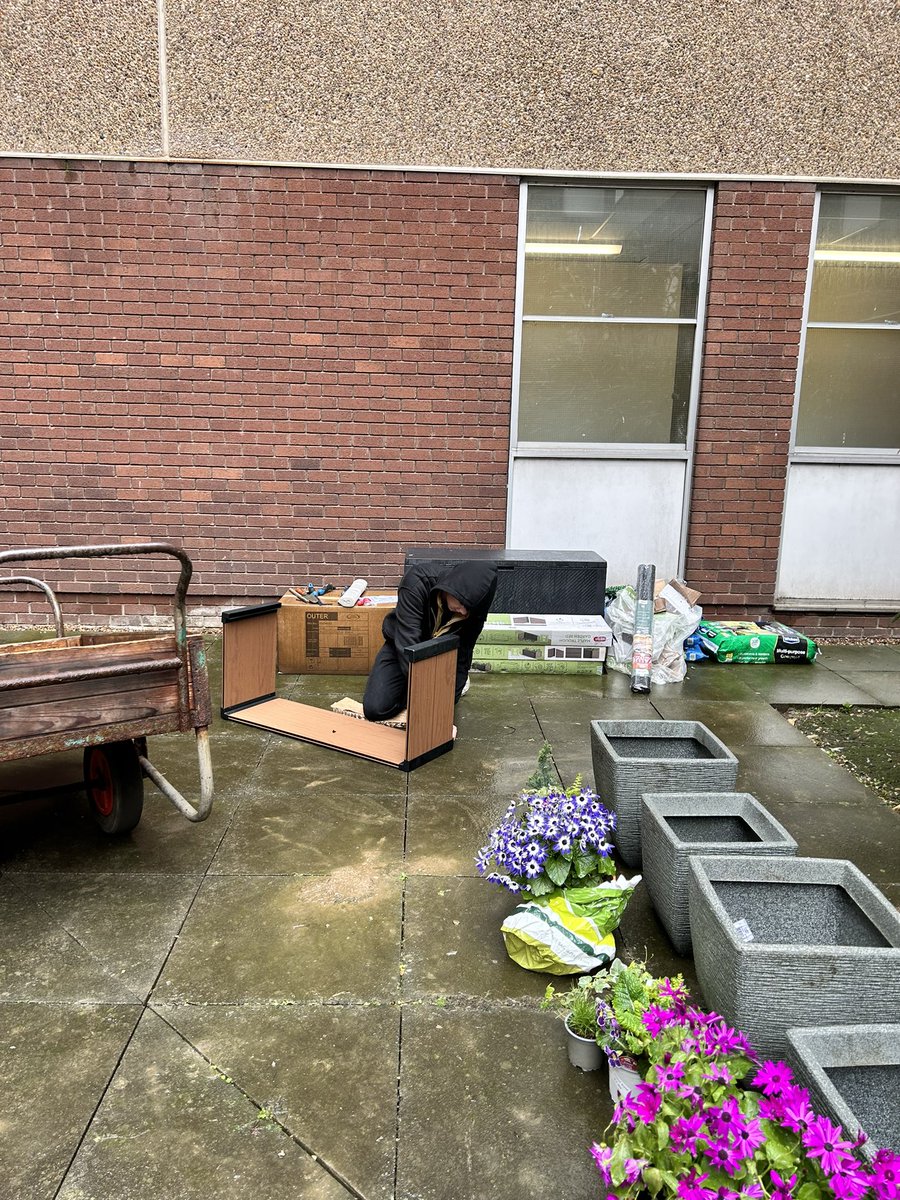 ItuRehabDPOW's tweet photo. We have had a busy day in the Grimsby ITU rehab garden 🪴 thanks for the inspiration @PlymouthICUReh1 we are on our way now ❤️🌺🌸🪴 #rehablegend #rehabmatters #TeamworkMakeTheDreamWork https://t.co/XvdTRx3Bdx