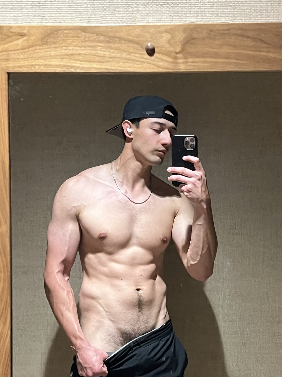 Johnnyjizz007's tweet photo. Should I take them off? #fitness https://t.co/i5zdJBxehy