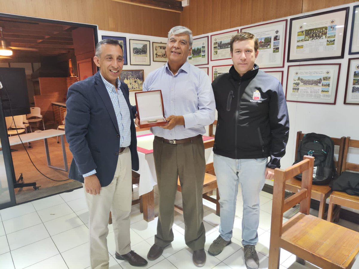 Cena de despedida del cuartelero de comandancia Sr. MARCO ORELLANA quien durante 17 años prestó servicios en el cuerpo de bomberos de Ñuñoa.
Éxito en su futuro!!!
#bomberosdeñuñoa #voluntarios