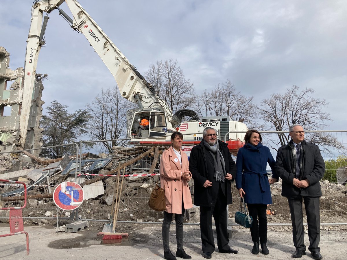 assemblia_sem's tweet photo. 🚧Démolition de la Muraille : les premiers coups de pelle ont été donnés ! Nos équipes #assemblia et nos partenaires ont permis cette avancée majeure dans le paysage clermontois. @MarionCanales @olivierbianchi1 @ClermontFd @ClrmntMetropole @AnruOfficiel @Prefet63 https://t.co/Qfa2h8iOes