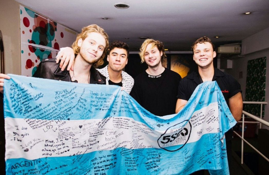 Vicki_1D2010's tweet photo. ARGENTINA ABRIENDO EL TOUR DE 5SOS
OID MORTALES https://t.co/AXRXU4CWPo