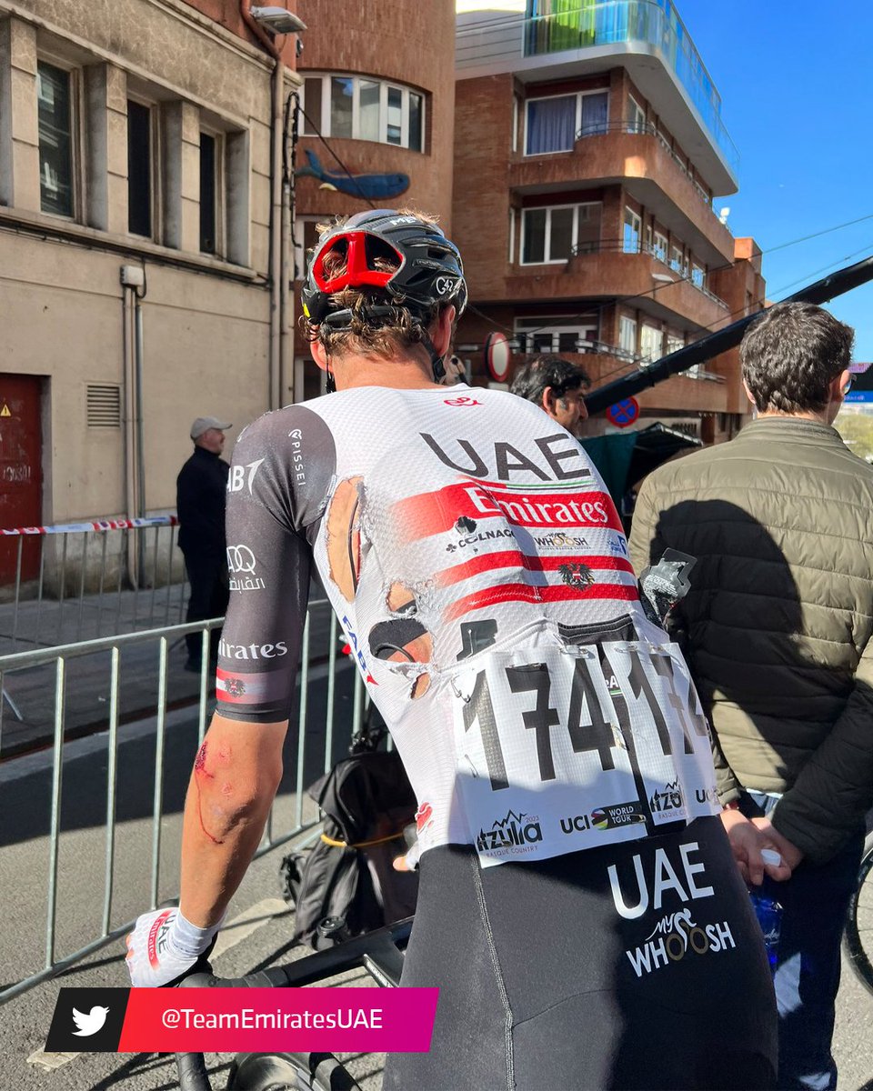 ESPNCiclismo's tweet photo. Cuando te digan que un ciclista no es un guerrero, muestrales estas fotos de Felix #Grobschartner arribando a meta tras la cuarta etapa de la #Itzulia. El corredor del #UAETeam sufrió una durísima caída que dañó severamente su cuerpo.
#ESPNCiclismo https://t.co/ai3ZOV9SwL