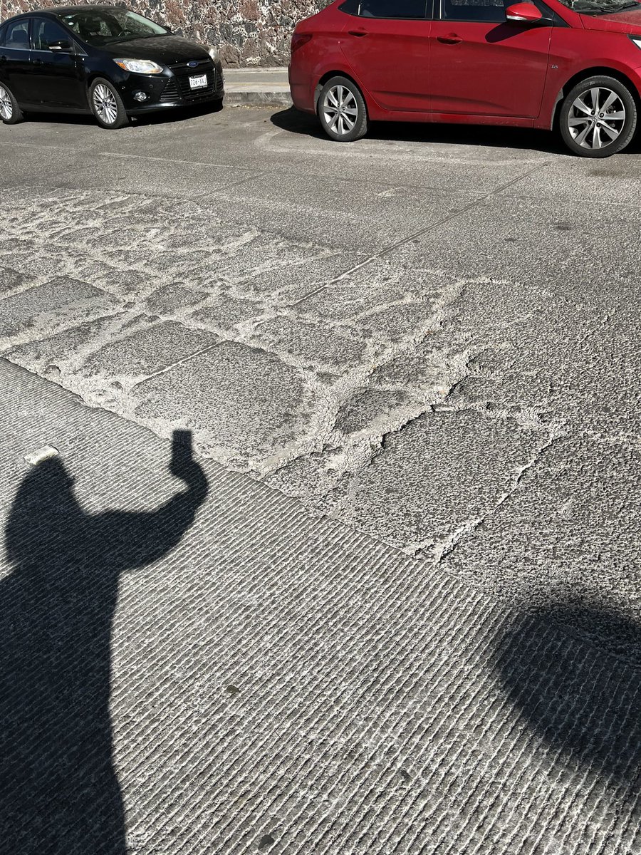 gridet's tweet image. Hace meses que en Mayorazgo de la Higuera, entre Puente Xoco y Real de Mayorazgo, hay un bache que en cuanto empiecen las lluvias se va a hacer un socavón y nadie le hace nada, aquí la prueba