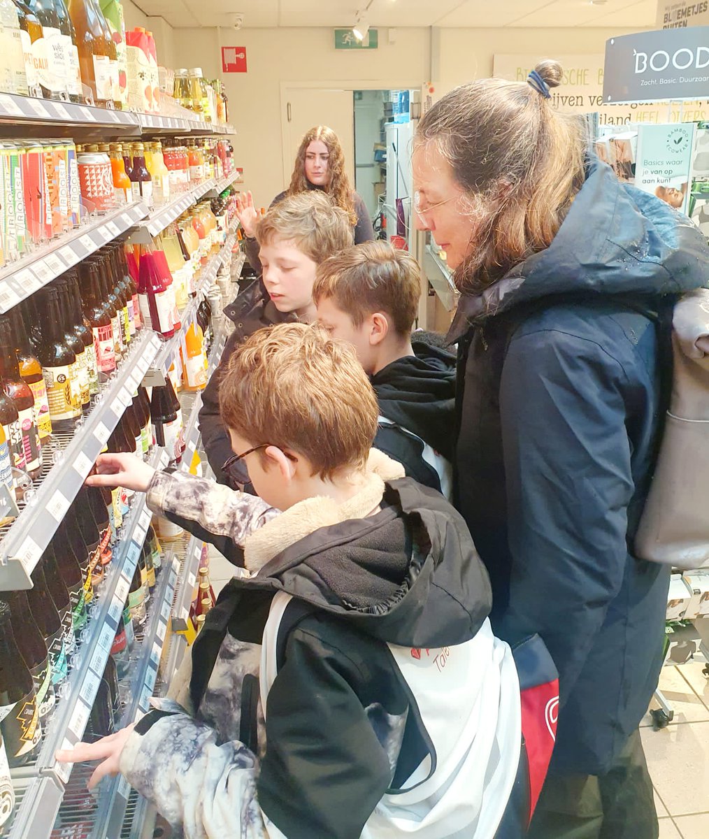 PiezoTalentenAc's tweet photo. Vandaag kregen we echt een heel goede en informatieve rondleiding door de @Ekoplaza in Zoetermeer. De natuurvoedingswinkel vol met #biologische producten.
Hier zit er zelfs op het eierdoosje statiegeld! #duurzaam  #gezonde #voeding. Renée bedankt, ook voor het sap en fruit.😋 https://t.co/PQTgGP6kPO