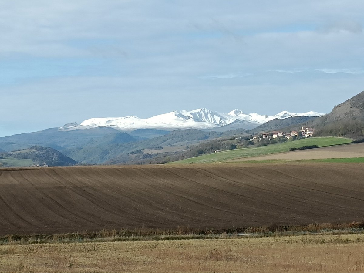 Vue sur le Sancy depuis la campagne 
#jeudiphoto #sancy #sancytourisme #auvergnetourisme #Tourisme #AuvergneRhoneAlpes
#auvergne #puydedome #MagnifiqueFrance #photography