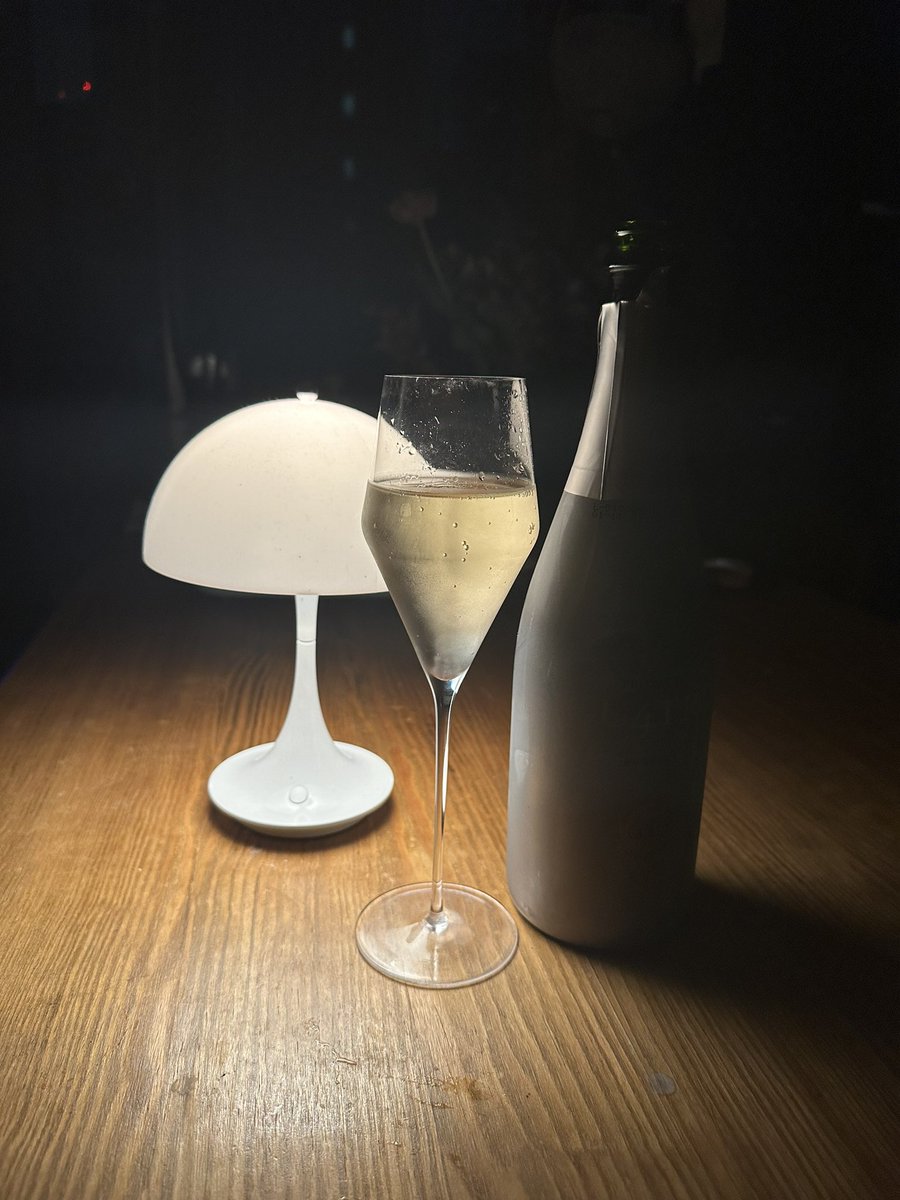yurica1019's tweet photo. 完全に覚醒したのもあり
週末にある後輩の結婚式での乾杯の挨拶を人生初おおせつかったのでこれからスピーチの推敲。
思い出のマリオット奈良に泊まって部屋の採寸しながら飲んだワインを思い出しながら晩酌。
#贅沢な夜 #cu4tro https://t.co/KkfXeoKS0M