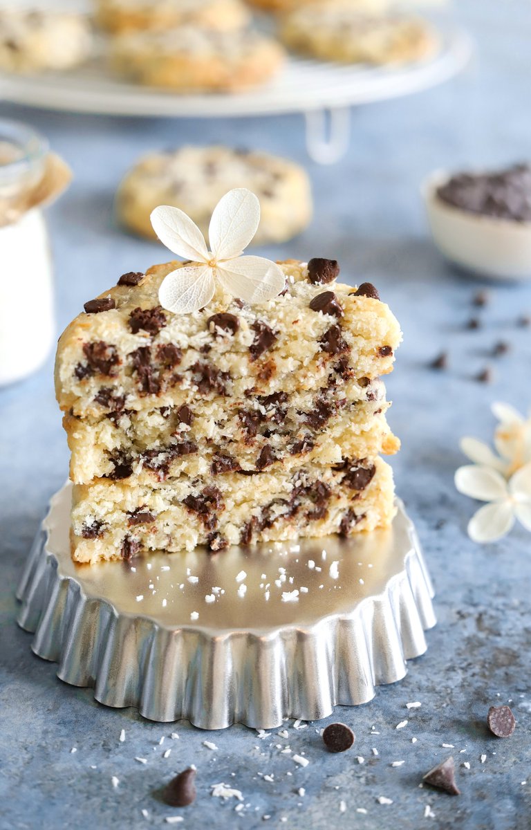 Perleensucre's tweet photo. Alerte ❤️‍🔥 ! Petite bombe gustative et ultra gourmande en approche avec cette recette de #cookies crousti-fondants à la noix de coco et aux pépites de chocolat 😍 🤤  https://t.co/eKTYfKyDTB #vegan #miam #pastry #food https://t.co/WjVtu5hVMZ
