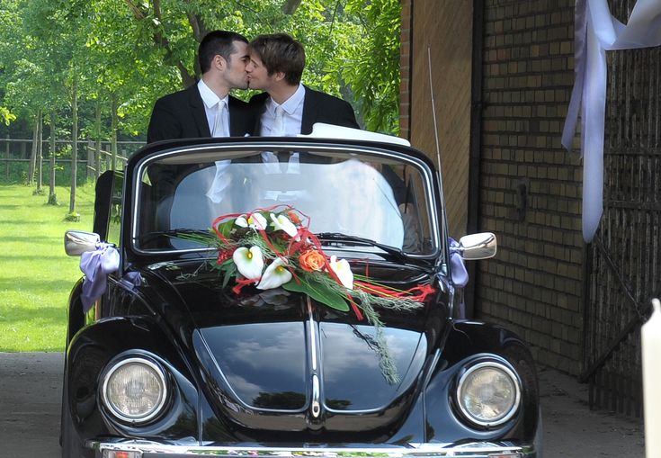 NenaLuF's tweet photo. Although #Chrolli had a sad ending, I NEED the #Tarlos wedding to be like theirs.
Big, with quite a few guests, lots of dancing and the car with the "just married" sign on the back and jars tied to the car. Maybe cheesy but INCREDIBLE AND CUTE #911LoneStar #VerboteneLiebe https://t.co/Eb5ylEwuwh