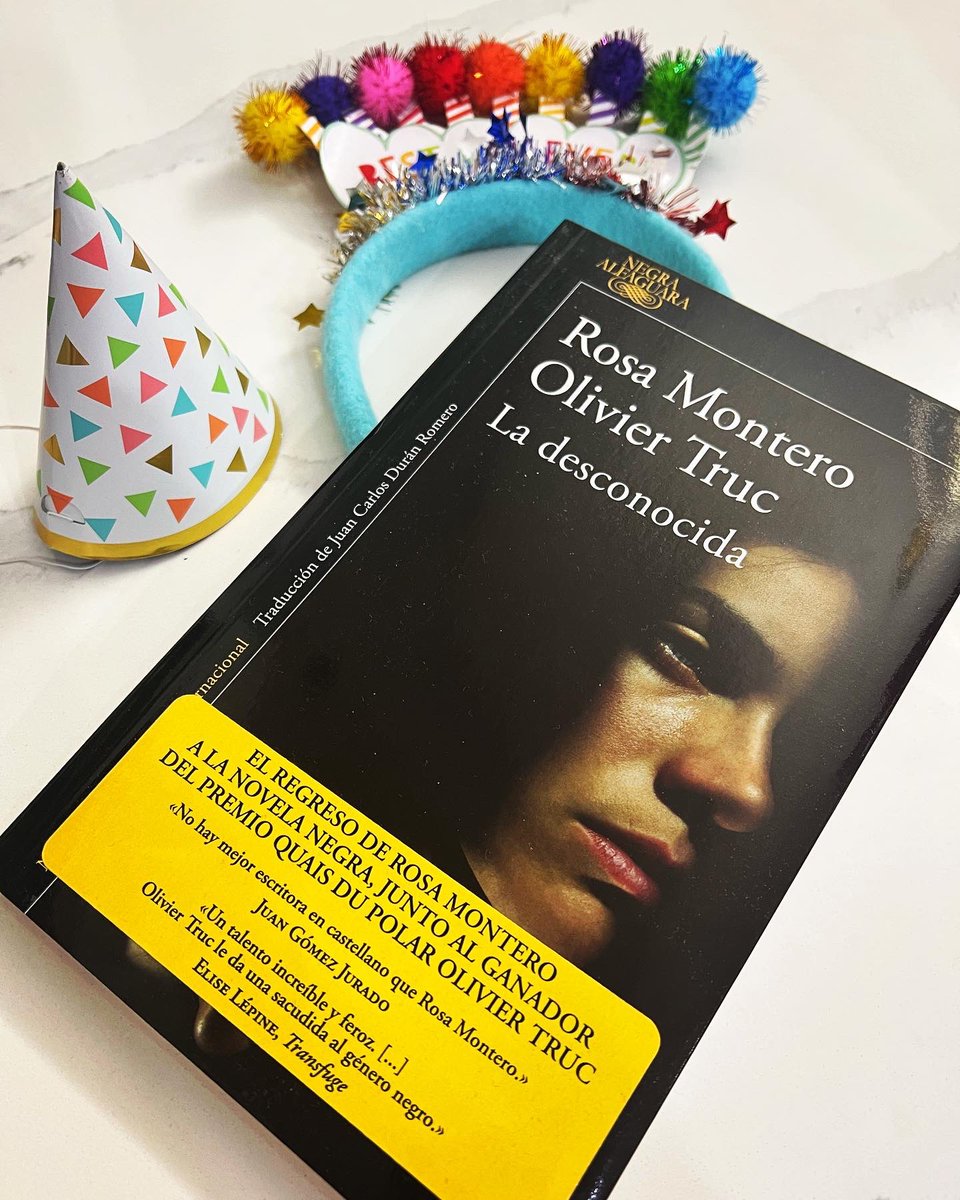 Rosa tiene la bondad de sacar un libro nuevo siempre cerca de mi cumpleaños y hacerme muy feliz 🤣🎂🌈