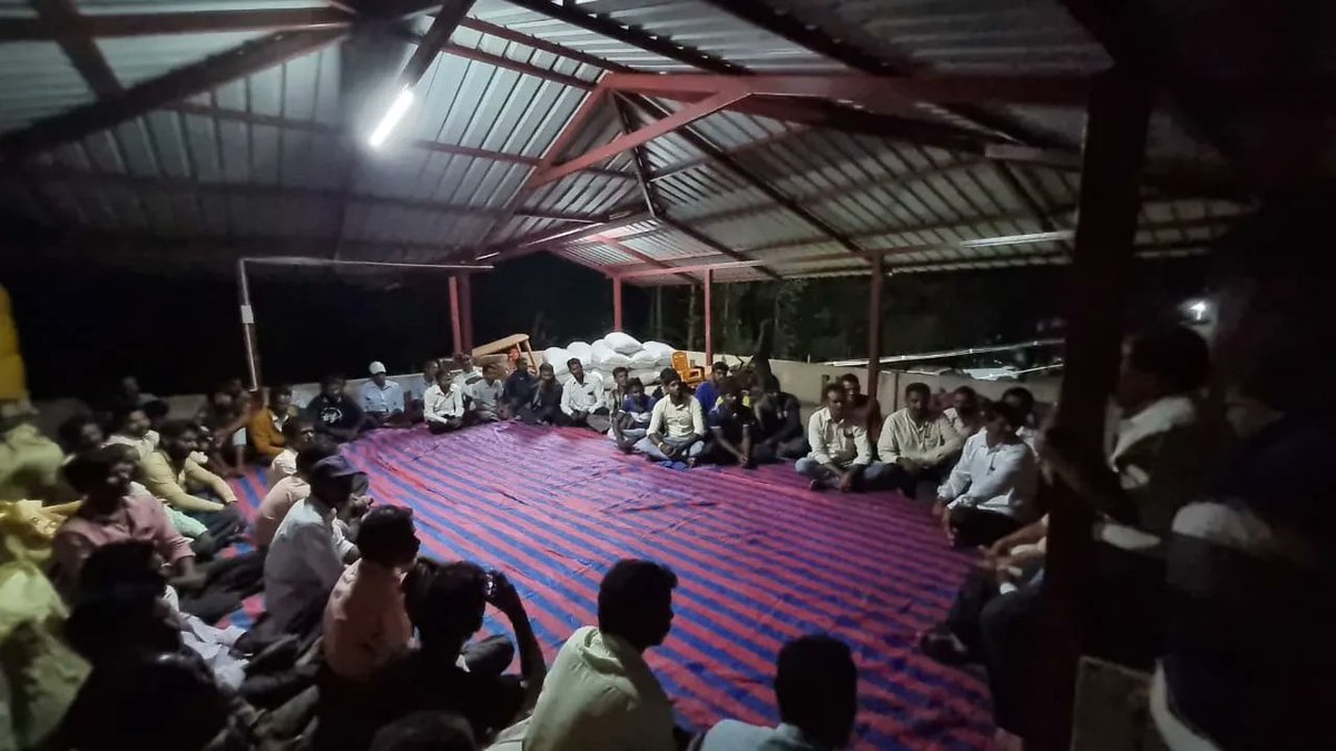 lingeshksmla's tweet photo. ಬೇಲೂರು ವಿಧಾನಸಭಾ ಕ್ಷೇತ್ರದ, ಅರೇಹಳ್ಳಿ ಹೋಬಳಿಯ, ಅನುಘಟ್ಟ ಗ್ರಾಮ ಪಂಚಾಯತ್ ವ್ಯಾಪ್ತಿಯ ಜಾತ್ಯಾತೀತ ಜನತಾದಳ ಕಾರ್ಯಕರ್ತರನ್ನು ಇಂದು ಭೇಟಿ ಮಾಡಿ, ಗ್ರಾಮದ ಕುಂದು ಕೊರತೆಗಳು ಹಾಗೂ ಅಭಿವೃದ್ಧಿ ಕಾರ್ಯಗಳ ಬಗ್ಗೆ ಚರ್ಚೆ ನೆಡೆಸಲಾಯಿತು.
@hd_kumaraswamy @hd_revanna @iPrajwalRevanna @JanataDal_S @JDS_ITWing @Jds_news 
1/2 https://t.co/Bdo5sBLav1