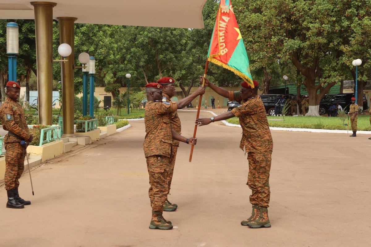 Dsiribie's tweet image. #Burkina | Les offensives déjà enclenchées seront accentuées pour contraindre les groupes armés terroristes à déposer les armes, a indiqué, jeudi, le CEMGA, Col-maj Célestin Simporé, qui a pris le commandement des forces armées nationales. 
📷 #EMGA 
#Lwili