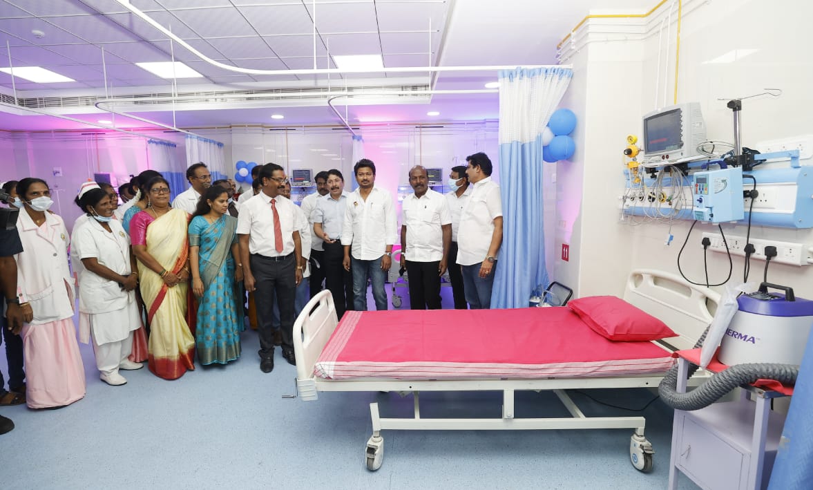 Udhaystalin's tweet photo. ராயப்பேட்டை மருத்துவமனையில் ரூ.2.20 கோடி மதிப்பில் கட்டப்பட்டுள்ள அவசர சிகிச்சைப் பிரிவை திறந்து வைத்து, அண்ணன் @Dayanidhi_Maran MP அவர்களின் உள்ளூர் பகுதி வளர்ச்சித் திட்டத்தின் கீழ் ரூ.50 லட்சத்தில் வாங்கப்பட்ட உபகரணங்களை மக்கள் பயன்பாட்டுக்காக தொடங்கி வைத்தோம். @Subramanian_ma https://t.co/ZSVKBmZYpe