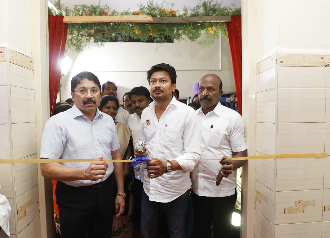 Udhaystalin's tweet photo. ராயப்பேட்டை மருத்துவமனையில் ரூ.2.20 கோடி மதிப்பில் கட்டப்பட்டுள்ள அவசர சிகிச்சைப் பிரிவை திறந்து வைத்து, அண்ணன் @Dayanidhi_Maran MP அவர்களின் உள்ளூர் பகுதி வளர்ச்சித் திட்டத்தின் கீழ் ரூ.50 லட்சத்தில் வாங்கப்பட்ட உபகரணங்களை மக்கள் பயன்பாட்டுக்காக தொடங்கி வைத்தோம். @Subramanian_ma https://t.co/ZSVKBmZYpe