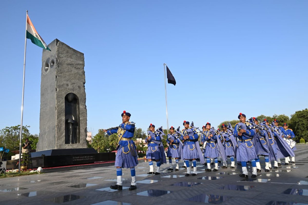 igpnscrpf's tweet image. Saluting Valour. The musical notes solemnly render the air as the @crpfindia Band remembers our Martyrs at the National Police Memorial. @deepakips #Naman