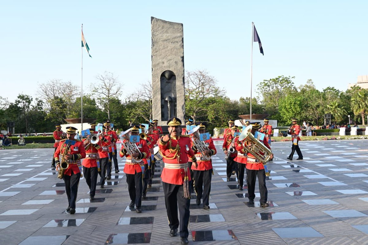 igpnscrpf's tweet image. Saluting Valour. The musical notes solemnly render the air as the @crpfindia Band remembers our Martyrs at the National Police Memorial. @deepakips #Naman