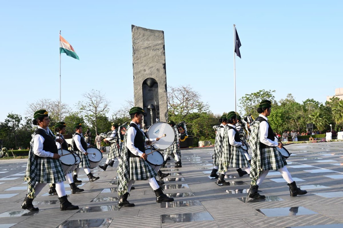 igpnscrpf's tweet image. Saluting Valour. The musical notes solemnly render the air as the @crpfindia Band remembers our Martyrs at the National Police Memorial. @deepakips #Naman